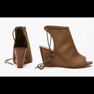 Sociology Micro-Wood Olive Wedge Heels | Size 8.5